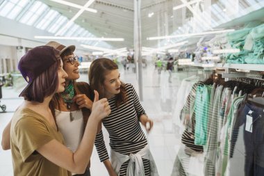 Shoping alışveriş merkezinde genç kızlar