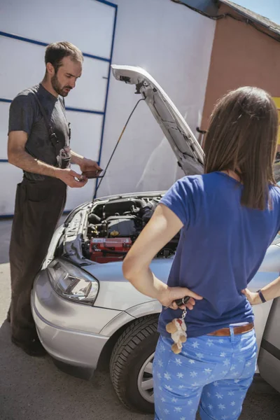 Automonteur vaststelling van auto — Stockfoto