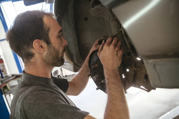 Automóvel mecânico de fixação de carro — Fotografia de Stock