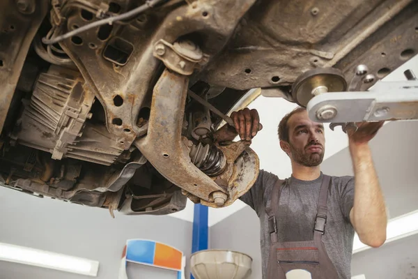 Automechaniker repariert Auto — Stockfoto