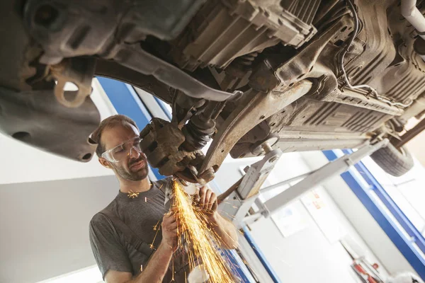 Automóvel mecânico de fixação de carro — Fotografia de Stock