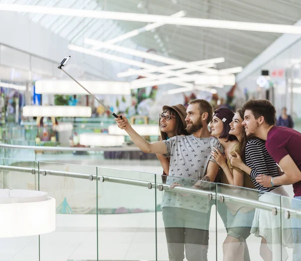 Hipsters en centro comercial tomando selfie — Foto de Stock