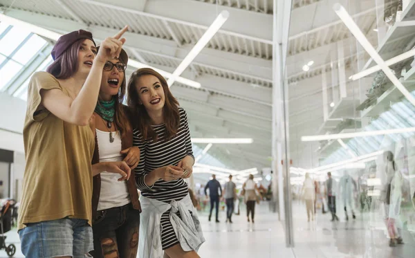 Giovani ragazze nel centro commerciale shoping — Foto Stock