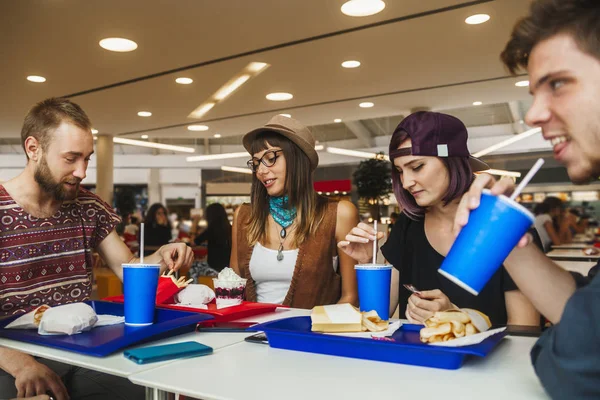 Amigos comiendo en la cafetería —  Fotos de Stock