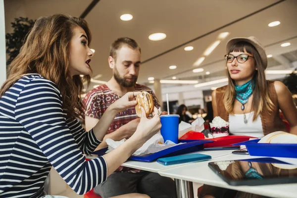 Vrienden met maaltijden in café — Stockfoto