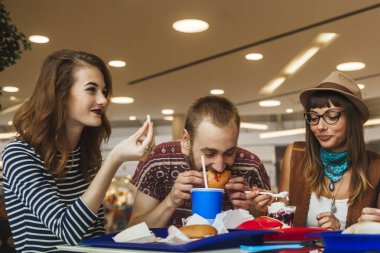 Alışveriş merkezinde yemek arkadaşlar