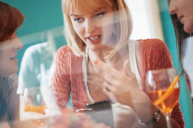 Kadın bir şey smartphone ekranda gösterilen