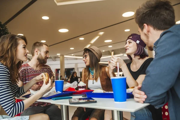 Vrienden met maaltijden in café — Stockfoto