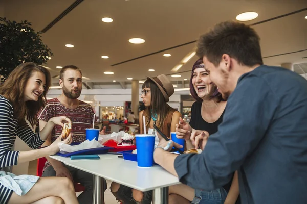 Vrienden met maaltijden in café — Stockfoto