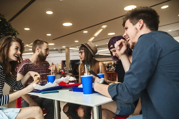 Amigos comiendo en la cafetería —  Fotos de Stock