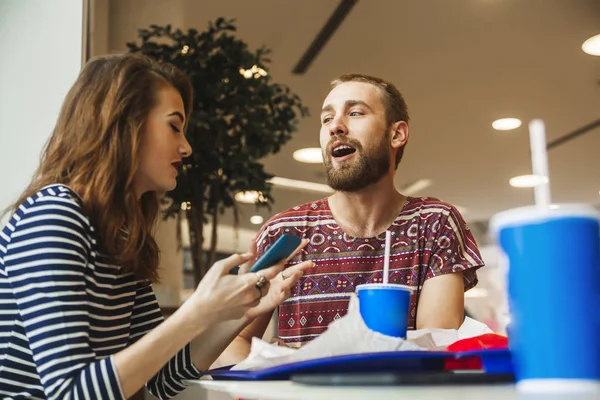 Amigos mirando en smartphone — Foto de Stock