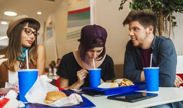 Amici che mangiano al centro commerciale — Foto Stock