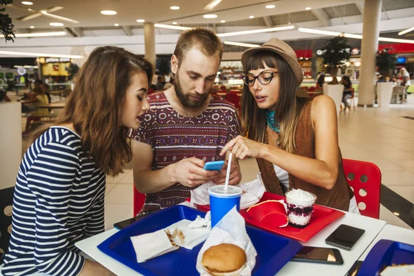 Vrienden met behulp van de telefoon — Stockfoto