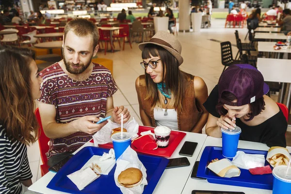 Freunde essen im Einkaufszentrum — Stockfoto