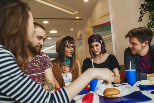 Vrienden eten in winkelcentrum — Stockfoto