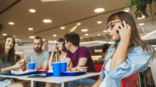 Amigos se comunicando no shopping — Fotografia de Stock