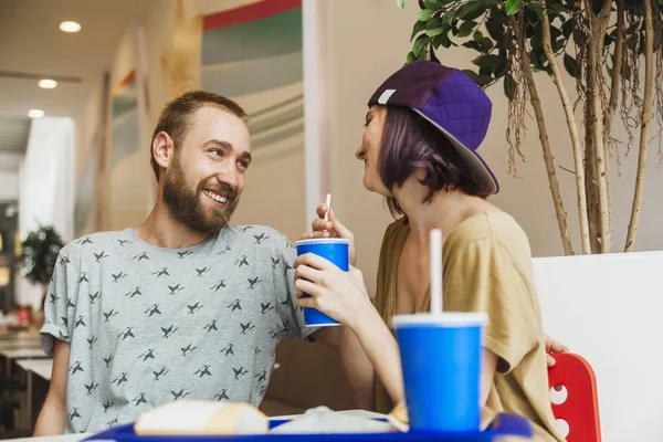 Feliz pareja joven —  Fotos de Stock