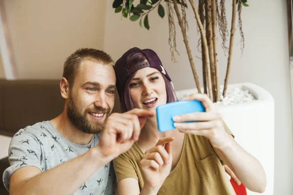 Pareja feliz tomando selfie —  Fotos de Stock