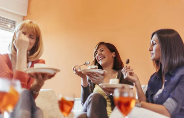 Amis féminins manger des gâteaux — Photo