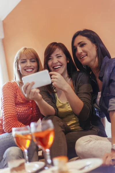 Três mulheres a tomar selfie — Fotografia de Stock