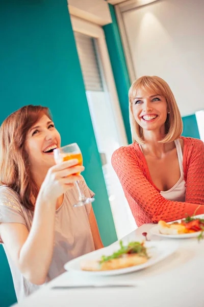 Vrouwelijke vrienden met dranken — Stockfoto