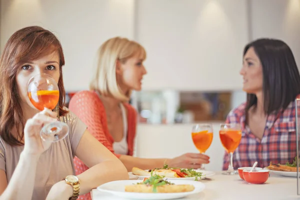 Amigos femeninos socializando en casa —  Fotos de Stock