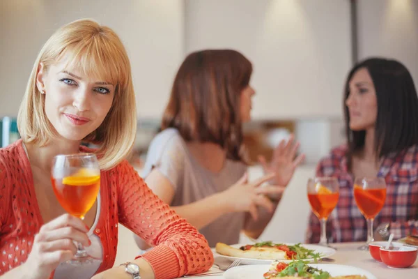 Las mujeres en la mesa en la cocina — Foto de Stock