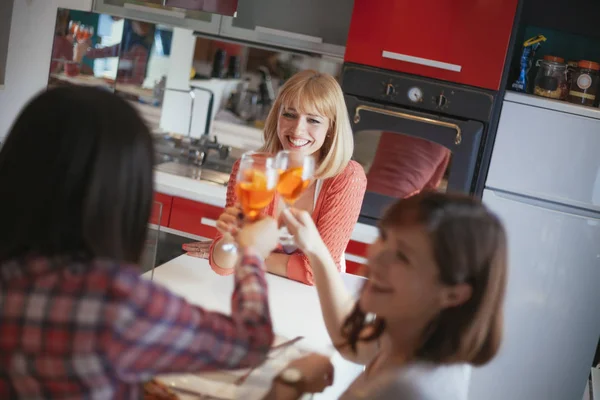 Mujeres animando en la cocina — Foto de Stock