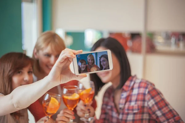 Mujeres tomando selfie — Foto de Stock