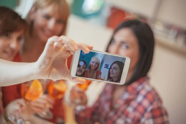 Frauen machen Selfie — Stockfoto