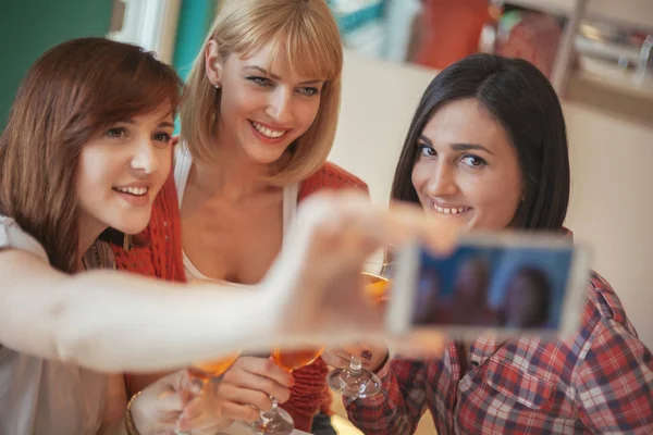 Ženy užívající Selfie — Stock fotografie