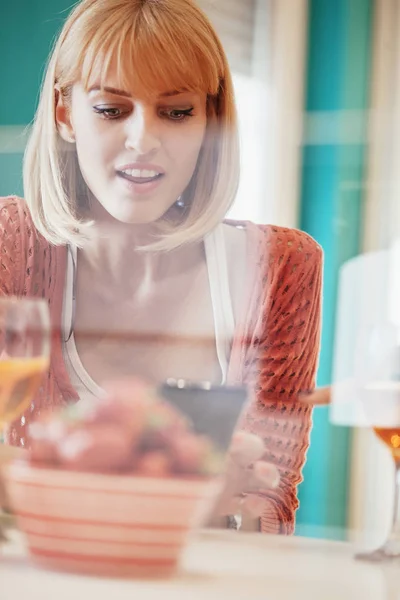 Vrouw op zoek iets op het scherm van de smartphone — Stockfoto