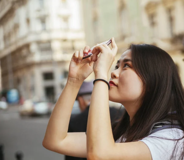 Genç Asyalı turist alarak resim — Stok fotoğraf