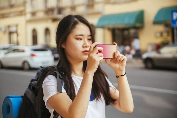 Joven turista asiático tomando fotos — Foto de Stock