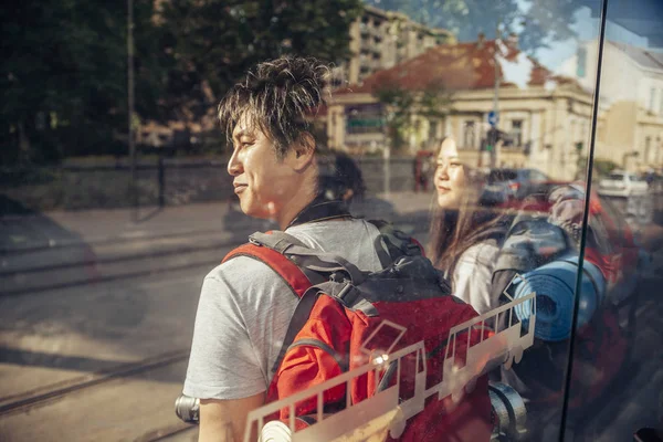 Genç Asyalı turist tramvay durağında — Stok fotoğraf