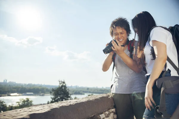 Азиатские туристы смотрят на фото — стоковое фото