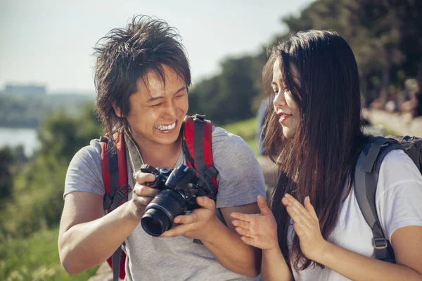 Азиатские туристы смотрят на фото — стоковое фото