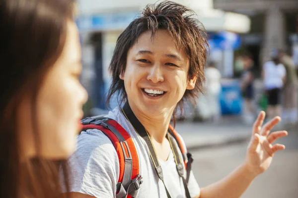 Jóvenes turistas asiáticos hablando — Foto de Stock