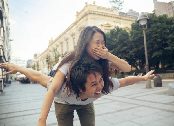 Couple de touristes asiatiques effectuant piggyback — Photo