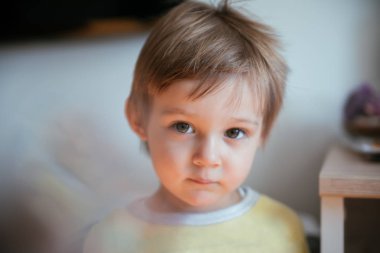 Kameraya bakarak çocuğun 