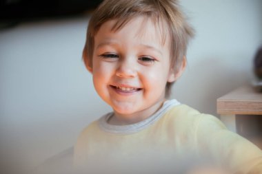 Kameraya bakarak çocuğun 