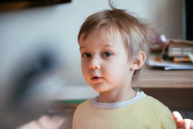 Kameraya bakarak çocuğun 