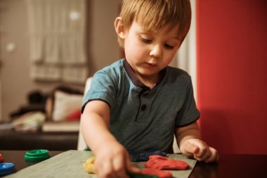 çocuğu oyun hamuru ile 