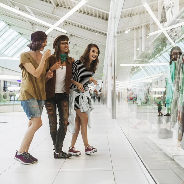 Hipster samice v nákupní centrum — Stock fotografie