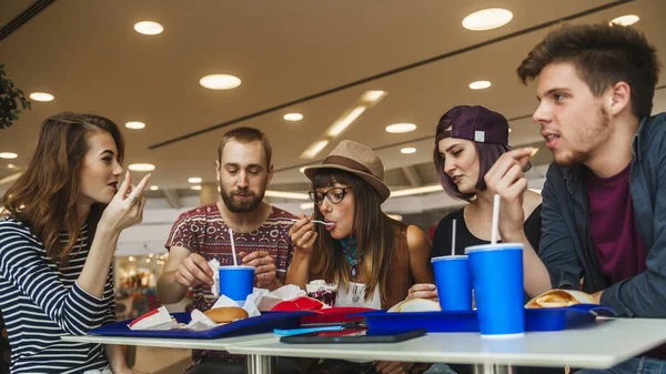 Vänner i mall — Stockfoto