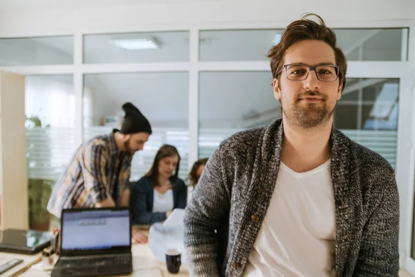 Freelancer ler mot kameran — Stockfoto