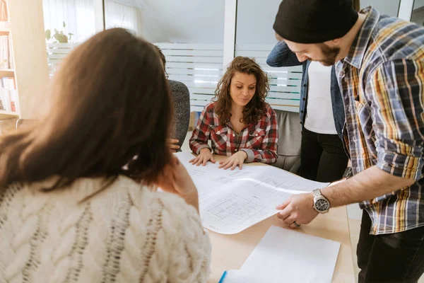 Equipo de freelancers en la oficina — Foto de Stock