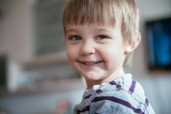 Niño mirando a la cámara — Foto de Stock