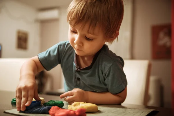 Jongen spelen met plasticine — Stockfoto