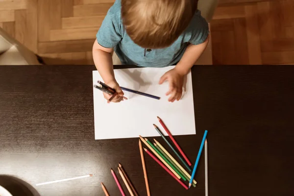 Niño dibujo con lápices —  Fotos de Stock